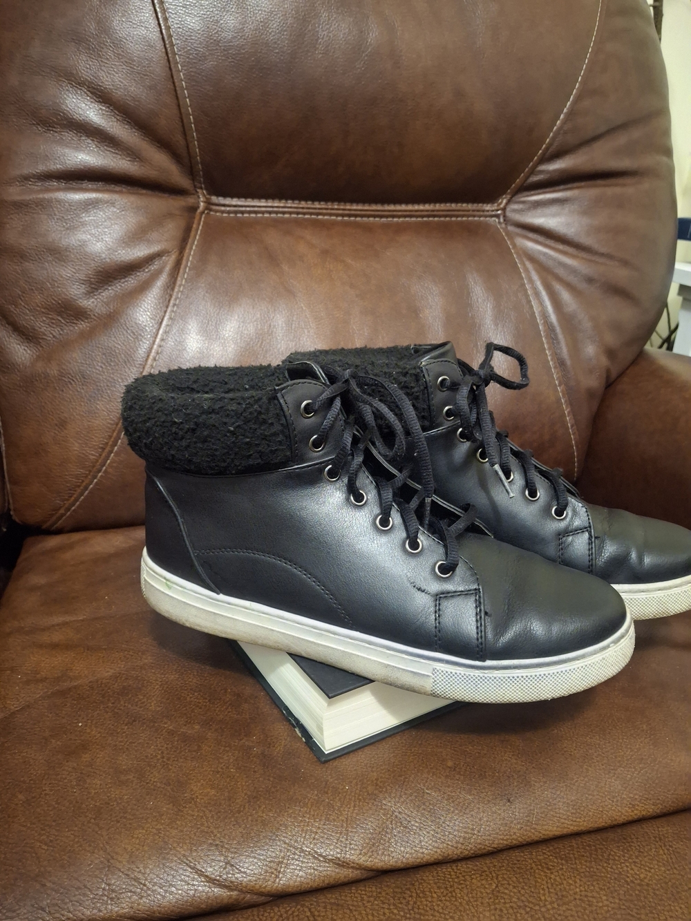 Sonoma Black Lace-Up Shearling Collar High-Top Sneakers